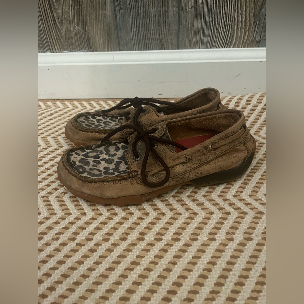 Twisted X size 1.5 little girls brown low cut lace up cheetah print leather Mocs